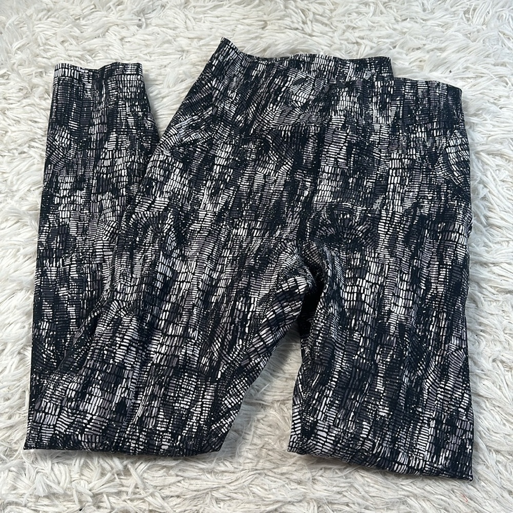 Lululemon InStill High-Rise Tight 25" Lino Slide Alpine White Black